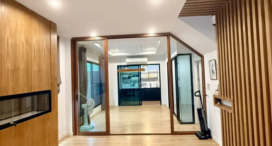 For sale 4 bedrooms townhouse in Bang Kapi, Bangkok