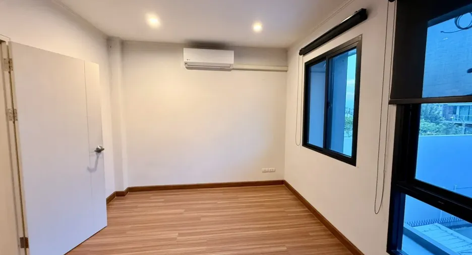 For sale 4 bedrooms townhouse in Bang Kapi, Bangkok
