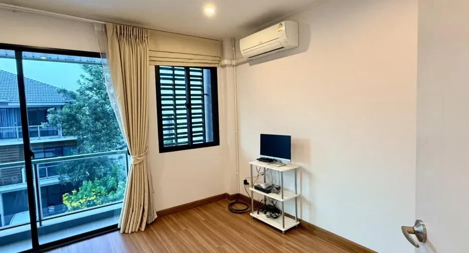 For sale 4 bedrooms townhouse in Bang Kapi, Bangkok