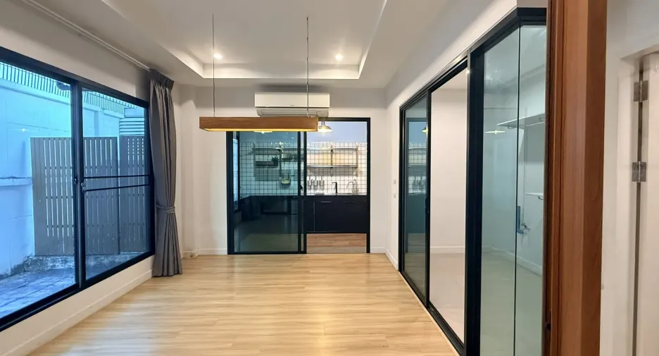 For sale 4 bedrooms townhouse in Bang Kapi, Bangkok