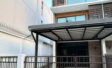 Casa adosada en venta de 4 habitaciones en Bang Kapi, Bangkok