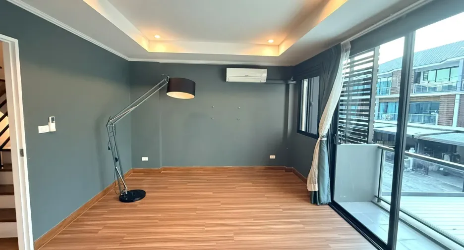 For sale 4 bedrooms townhouse in Bang Kapi, Bangkok