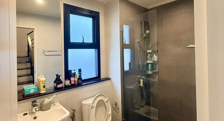 For sale 4 bedrooms townhouse in Bang Kapi, Bangkok