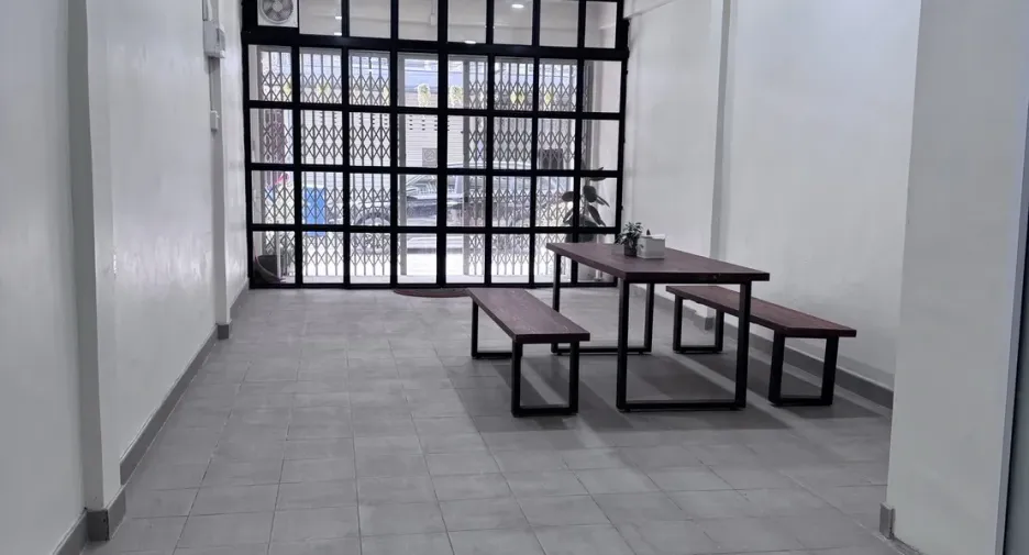 Gewerbefläche zum Kauf mit 2 Zimmer in Phra Khanong, Bangkok