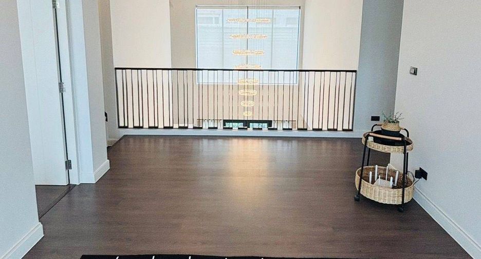 For sale 5 bedrooms house in Bang Kapi, Bangkok
