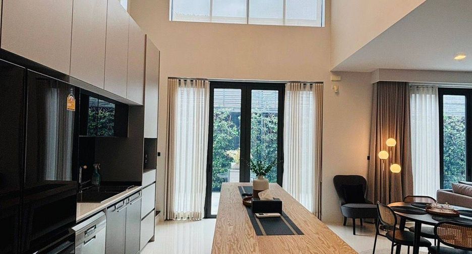 For sale 5 bedrooms house in Bang Kapi, Bangkok