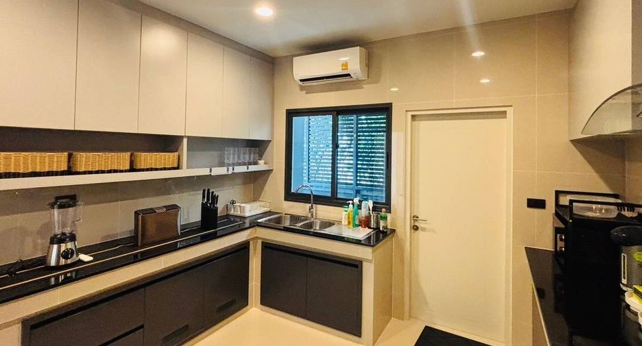 For sale 5 bedrooms house in Bang Kapi, Bangkok