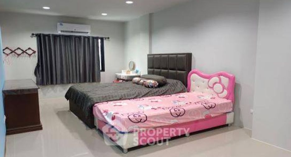For rent and for sale 4 bedrooms townhouse in Lat Krabang, Bangkok