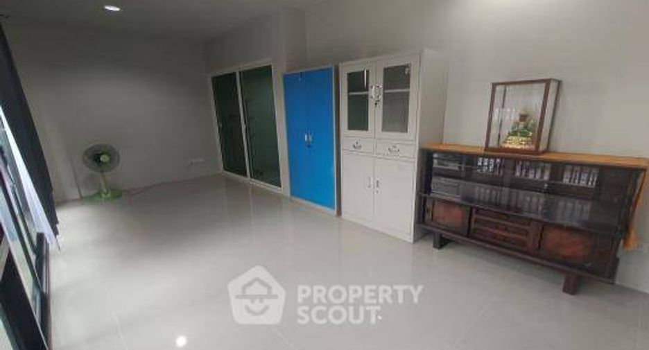 For rent and for sale 4 bedrooms townhouse in Lat Krabang, Bangkok