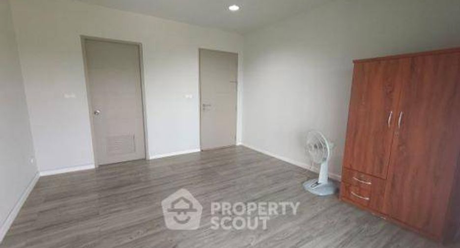 For rent and for sale 4 bedrooms townhouse in Lat Krabang, Bangkok