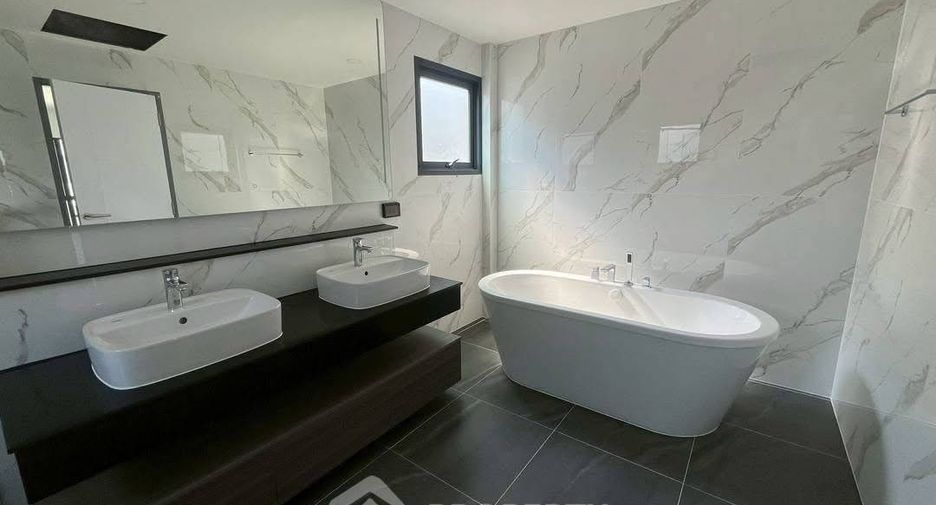 Casa en venta de 5 habitaciones en Bang Phli, Samut Prakan