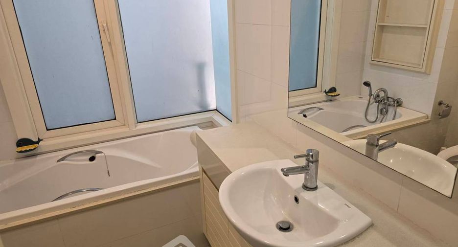 For sale 1 bed condo in Khlong Toei, Bangkok