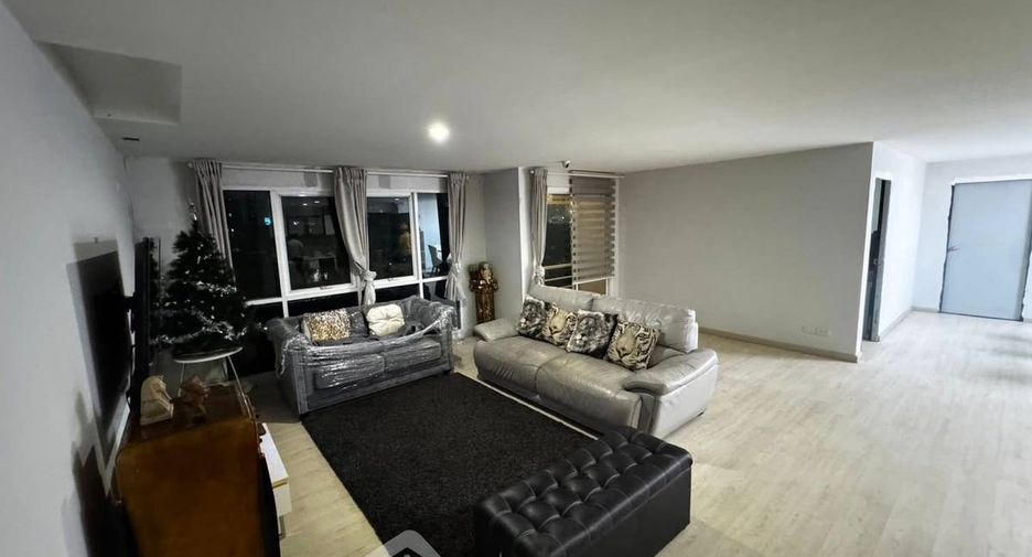 For sale 3 bedrooms condo in Watthana, Bangkok