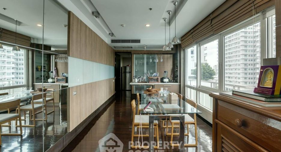 For sale 3 bedrooms condo in Watthana, Bangkok