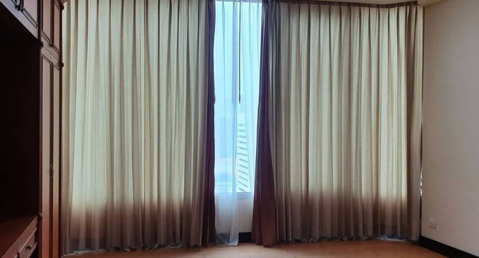 For rent 3 bedrooms condo in Pathum Wan, Bangkok