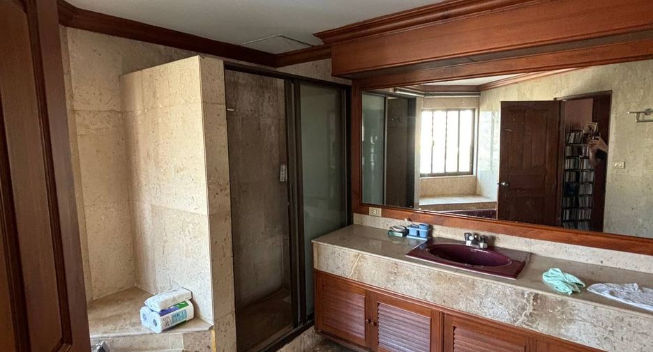 For sale 3 bedrooms condo in Watthana, Bangkok