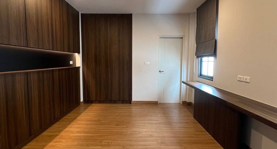For rent and for sale 4 bedrooms house in Bang Phli, Samut Prakan
