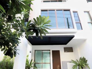 For sale 3 bedrooms townhouse in Phra Khanong, Bangkok