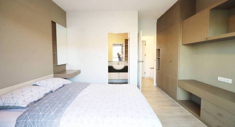 For sale 3 bedrooms townhouse in Phra Khanong, Bangkok