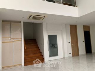 For sale 5 bedrooms townhouse in Yan Nawa, Bangkok