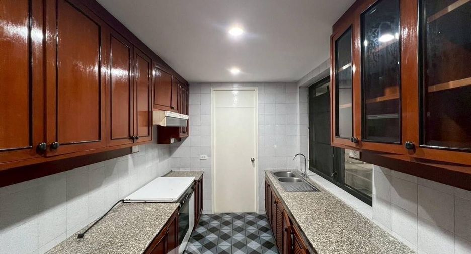 Haus zur Miete mit 5 Zimmer in Watthana, Bangkok