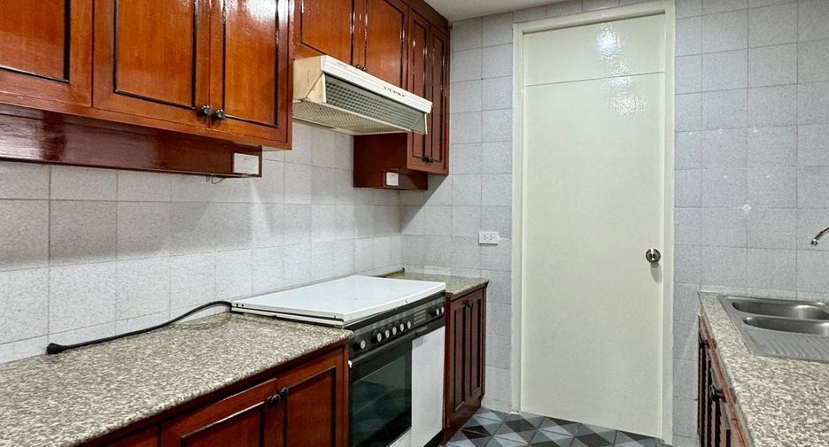 Haus zur Miete mit 5 Zimmer in Watthana, Bangkok