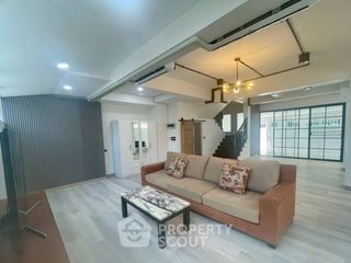 Haus zur Miete und zum Kauf mit 4 Zimmer in Bang Lamung, Chonburi