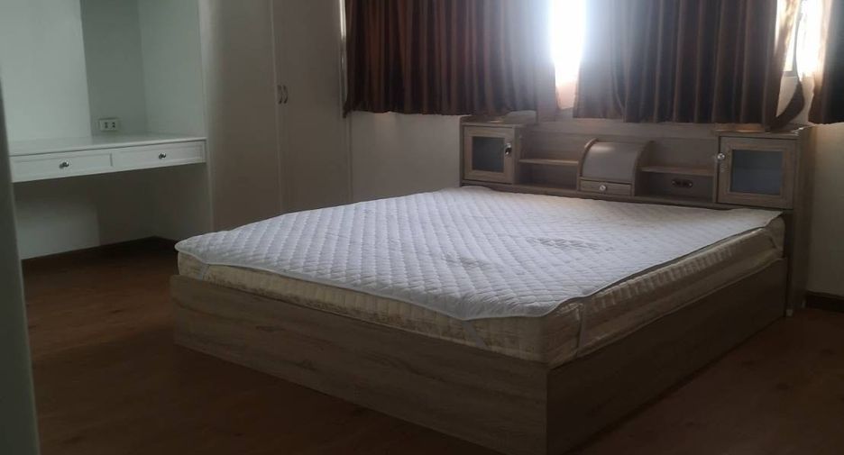 For rent 3 bedrooms condo in Watthana, Bangkok