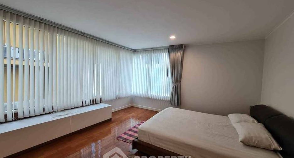 For rent 3 bedrooms condo in Pathum Wan, Bangkok