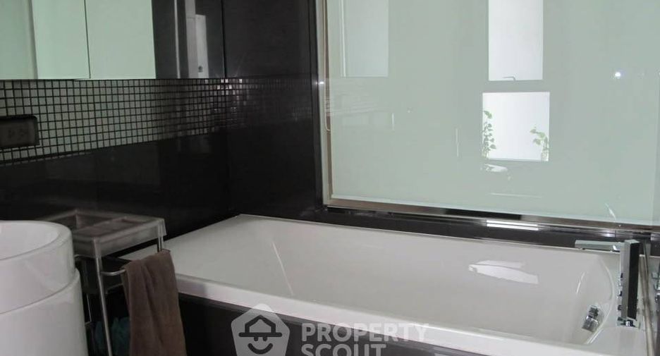 À vendre 2 chambres condo à Phra Khanong, Bangkok