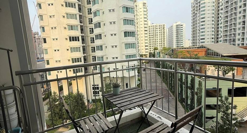 For sale 2 bedrooms condo in Huai Khwang, Bangkok