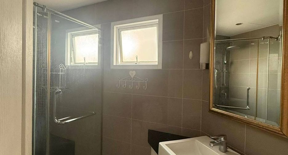 For sale 2 bedrooms condo in Huai Khwang, Bangkok