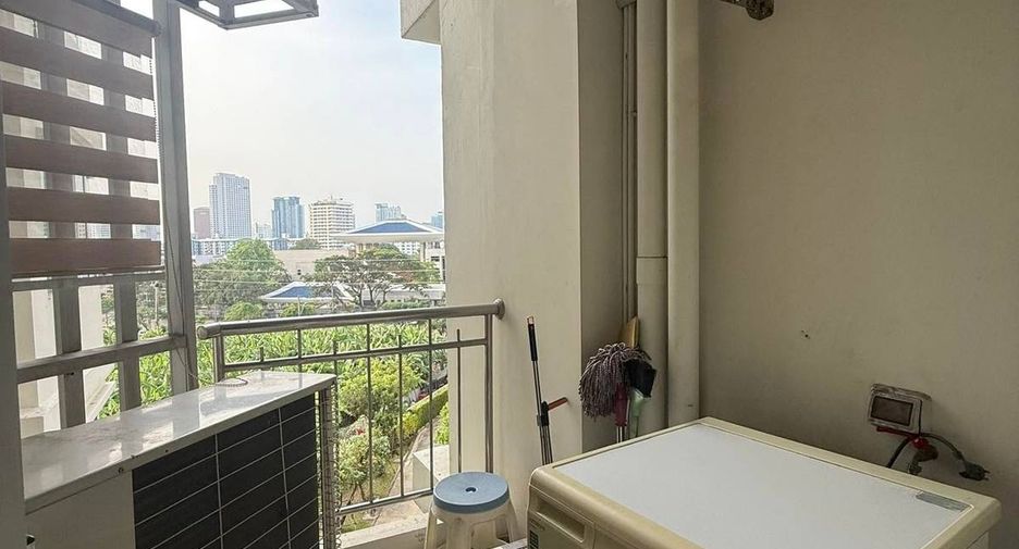 For sale 2 bedrooms condo in Huai Khwang, Bangkok