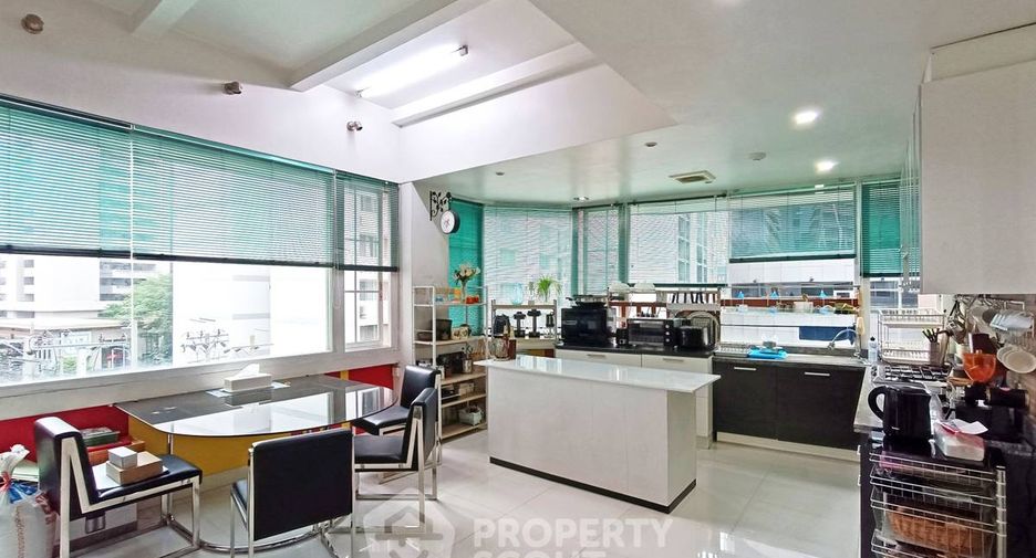 For sale 4 bedrooms condo in Khlong Toei, Bangkok