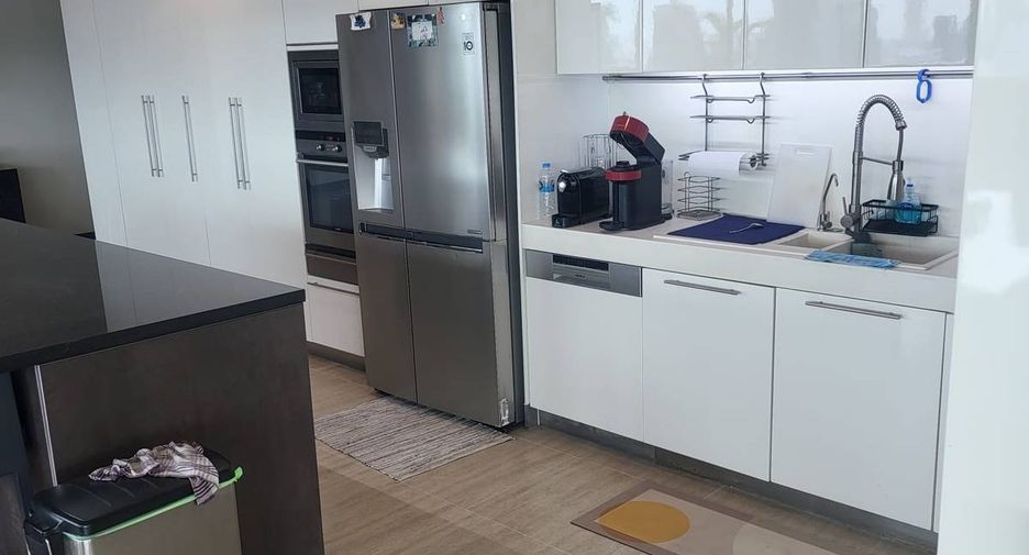 For sale 3 bedrooms condo in Khlong Toei, Bangkok