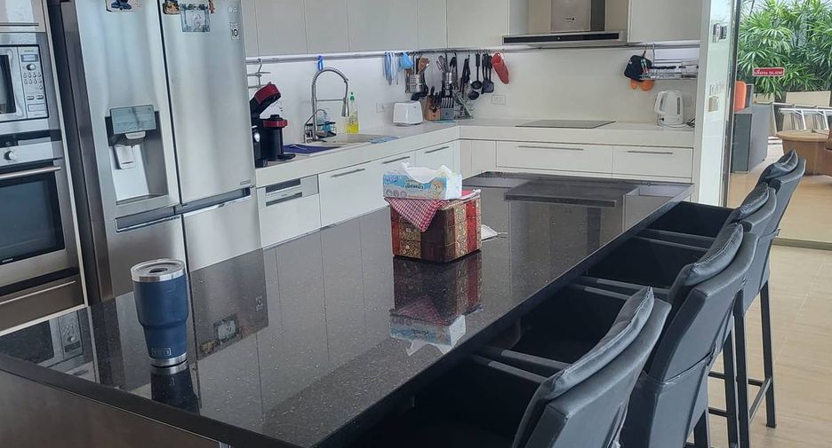 For sale 3 bedrooms condo in Khlong Toei, Bangkok