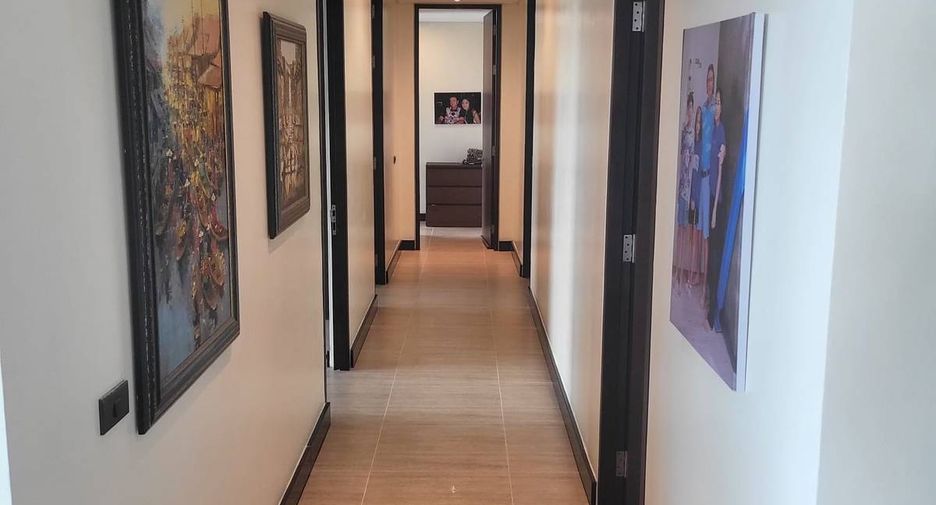 For sale 3 bedrooms condo in Khlong Toei, Bangkok