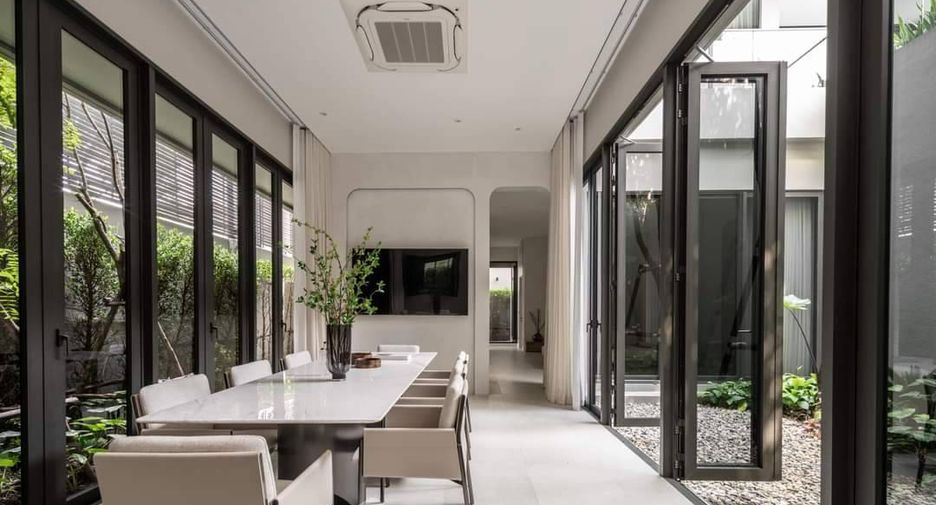 For sale 5 bedrooms house in Suan Luang, Bangkok