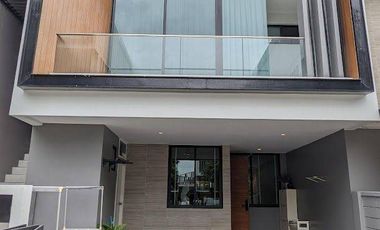 À vendre 3 chambres maison de ville à Saphan Sung, Bangkok