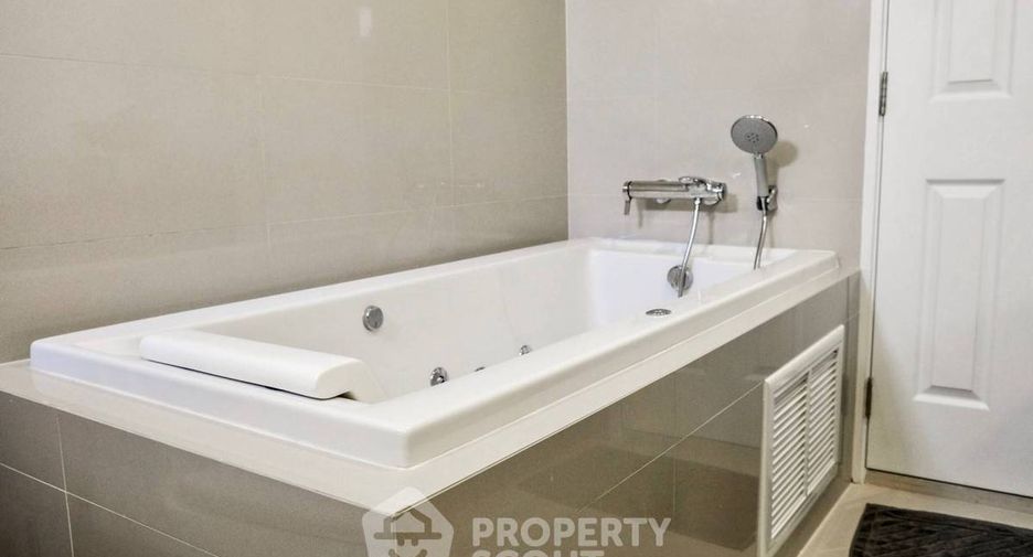 For sale 3 bedrooms condo in Huai Khwang, Bangkok