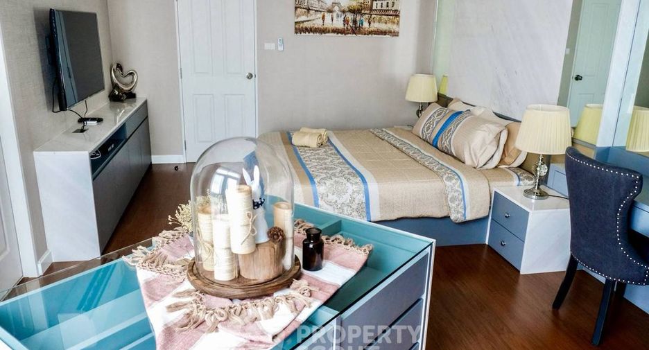 For sale 3 bedrooms condo in Huai Khwang, Bangkok