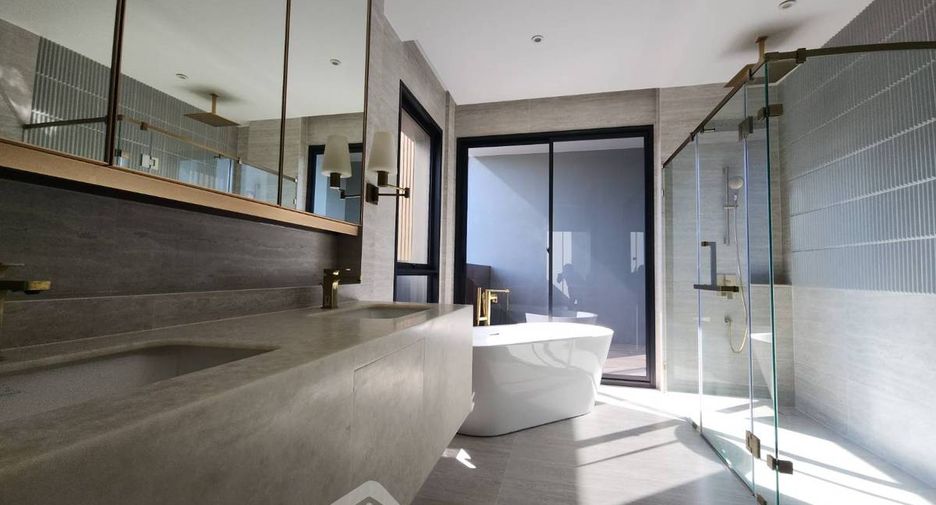 For sale 4 bedrooms house in Bang Kapi, Bangkok