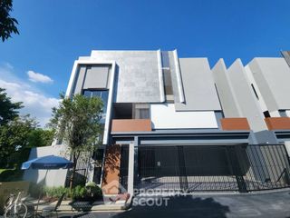 For sale 4 bedrooms house in Bang Kapi, Bangkok