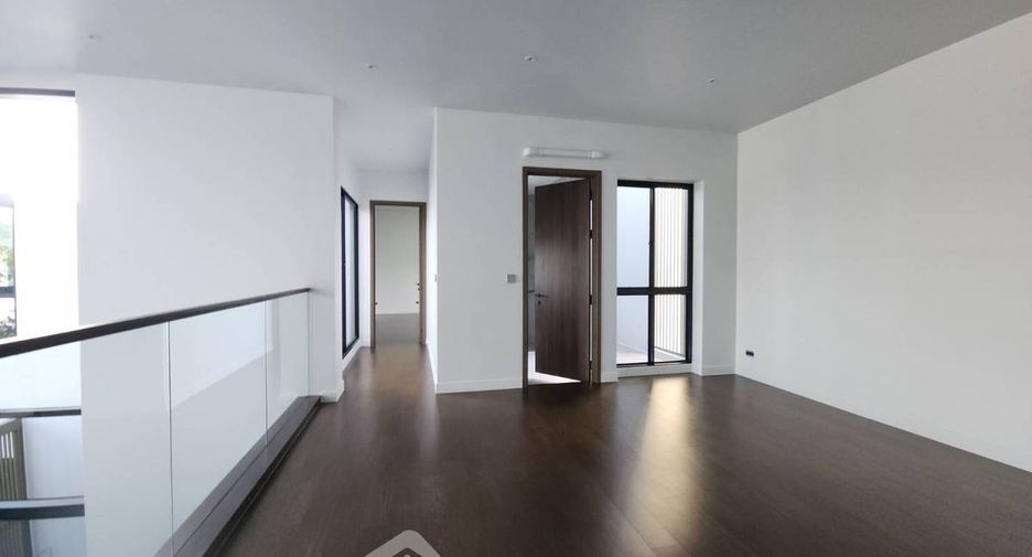 For sale 4 bedrooms house in Bang Kapi, Bangkok