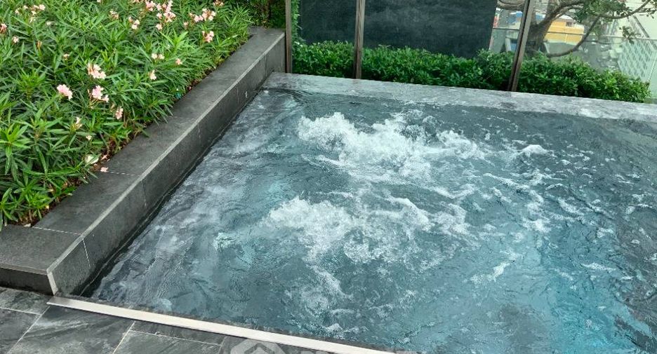 For sale 2 bedrooms condo in Huai Khwang, Bangkok