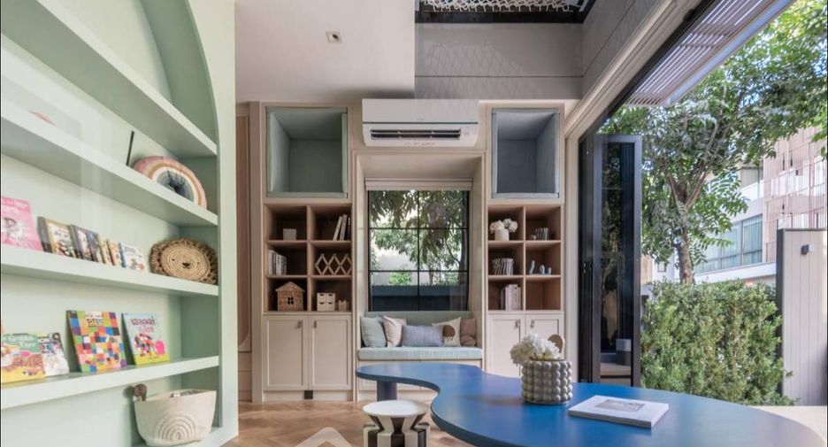 For rent and for sale 5 bedrooms house in Phra Khanong, Bangkok