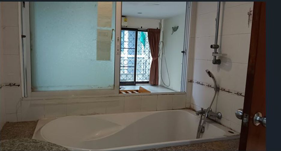 For rent 2 bedrooms townhouse in Huai Khwang, Bangkok