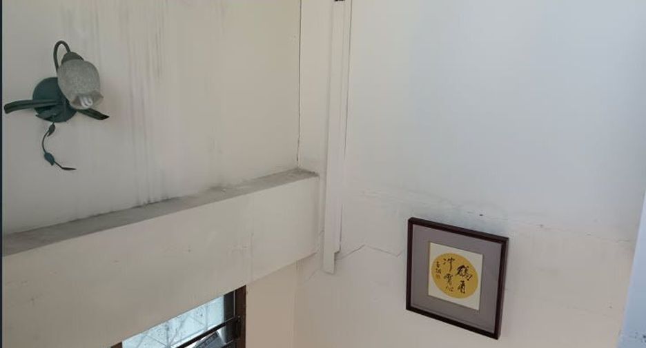 For rent 2 bedrooms townhouse in Huai Khwang, Bangkok