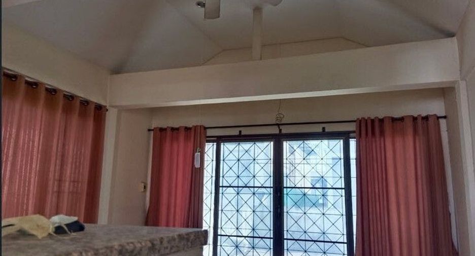 For rent 2 bedrooms townhouse in Huai Khwang, Bangkok