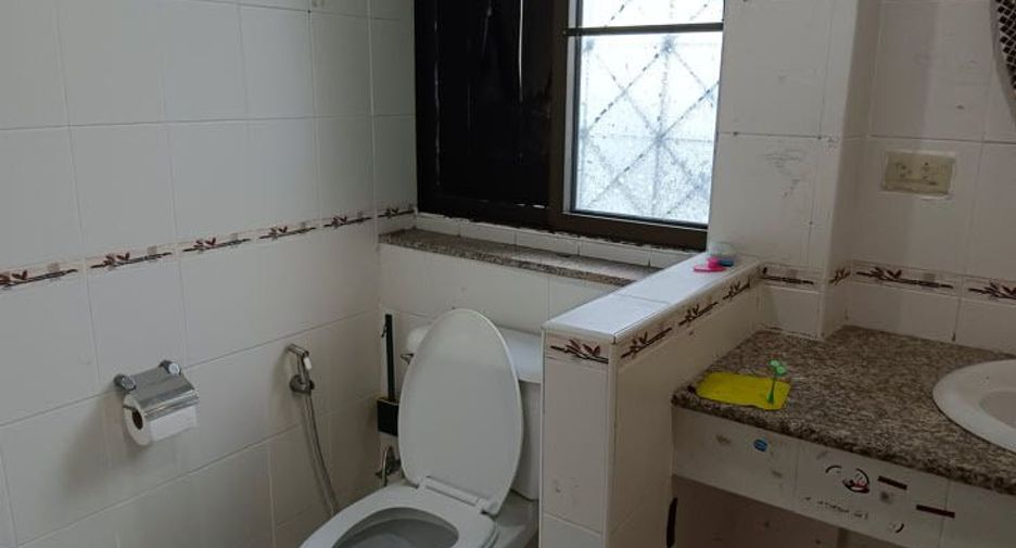 For rent 2 bedrooms townhouse in Huai Khwang, Bangkok